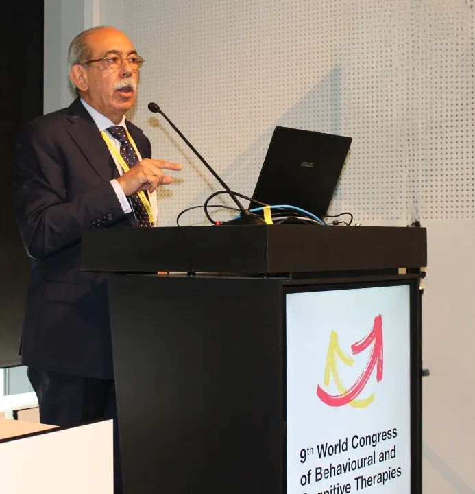 Prof. Tullio Scrimali durante la sua attività professionale