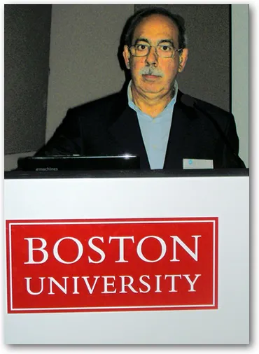 Prof. Tullio Scrimali durante una lezione universitaria